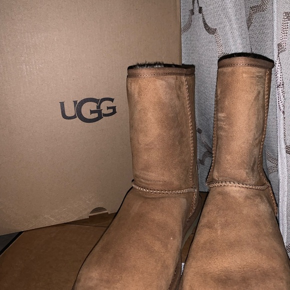 Like new Uggs. Kept in storage. No odor Size 8. Nice & comfy!! - Picture 9 of 10
